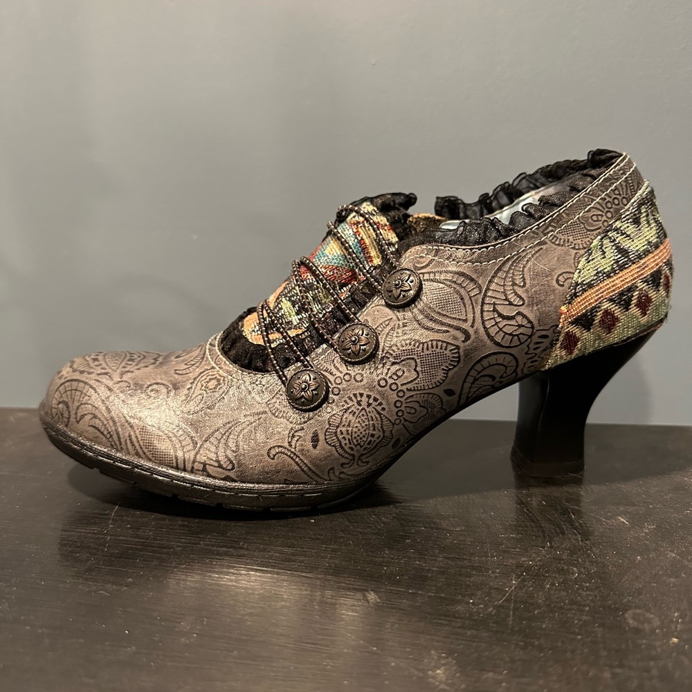 NWOT Unusual Shoes! 😮